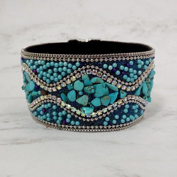 Turquoise stone wide bracelet with rhinestones, stone chips and chain edge - Picture 4 of 9